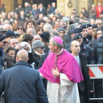 Don Matteo abbraccio di folla ev